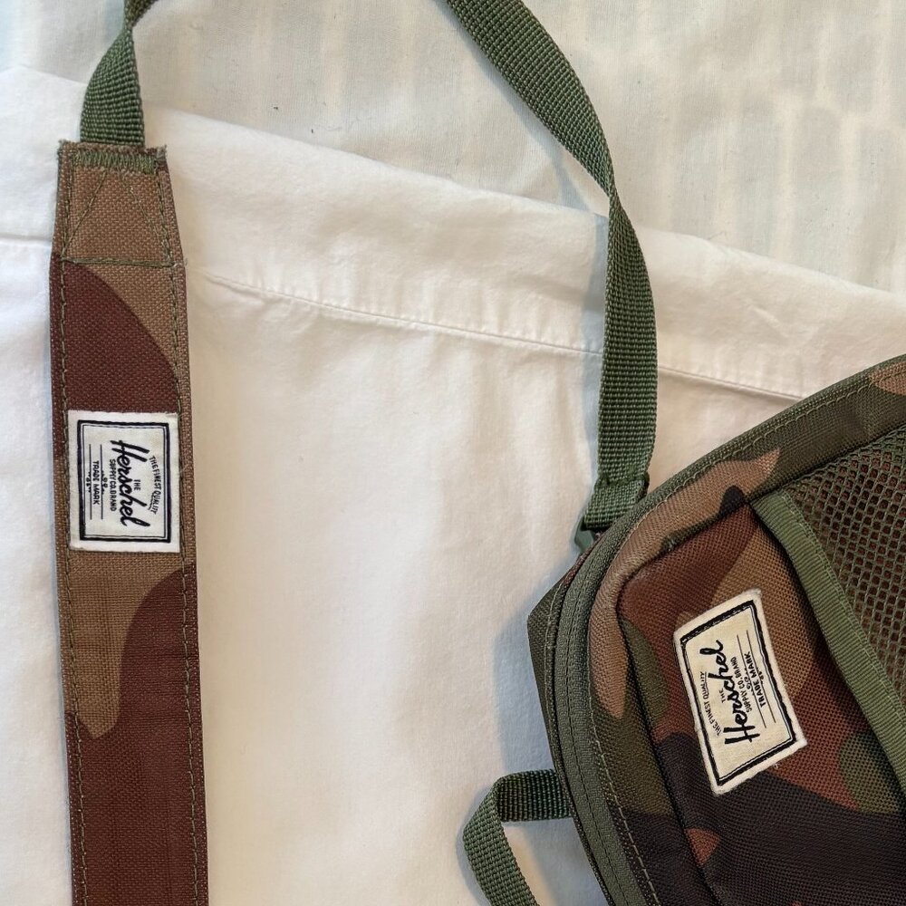 Herschel Sinclair Small crossbody Bag and coin/card wallet in Army Green, camo - Picture 6 of 15
